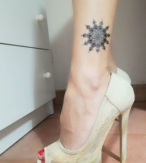tatuaggio alla caviglia