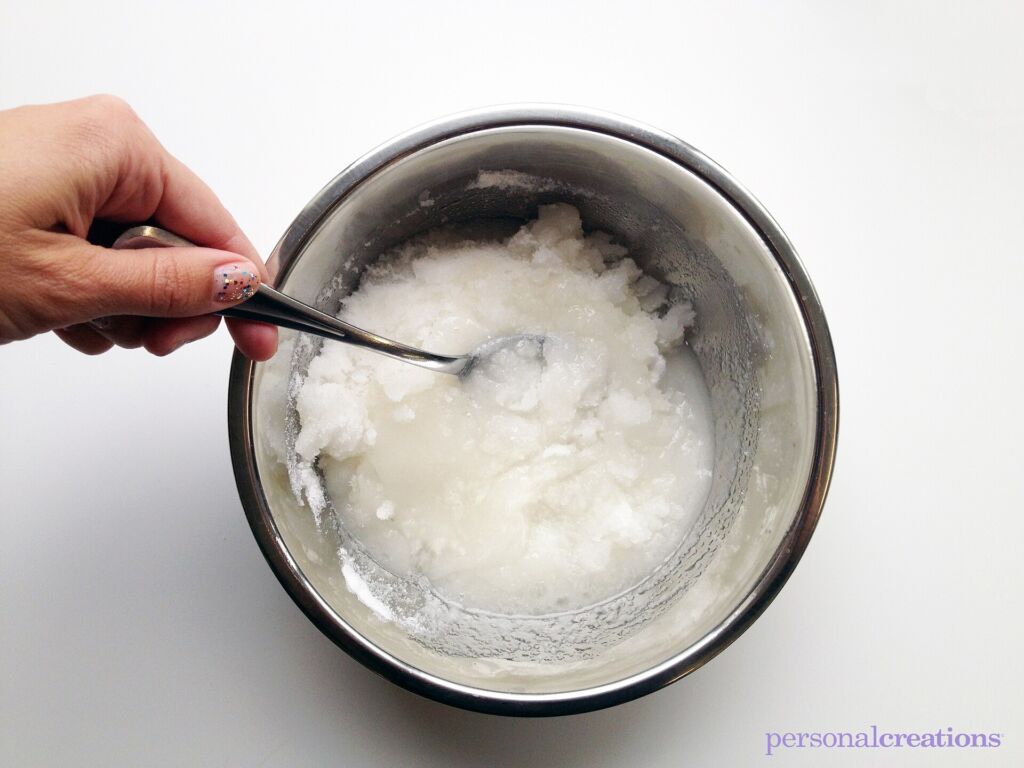 Zucchero, miele e olio da mescolare per uno scrub fatto in casa: va usato subito, con movimenti leggeri.