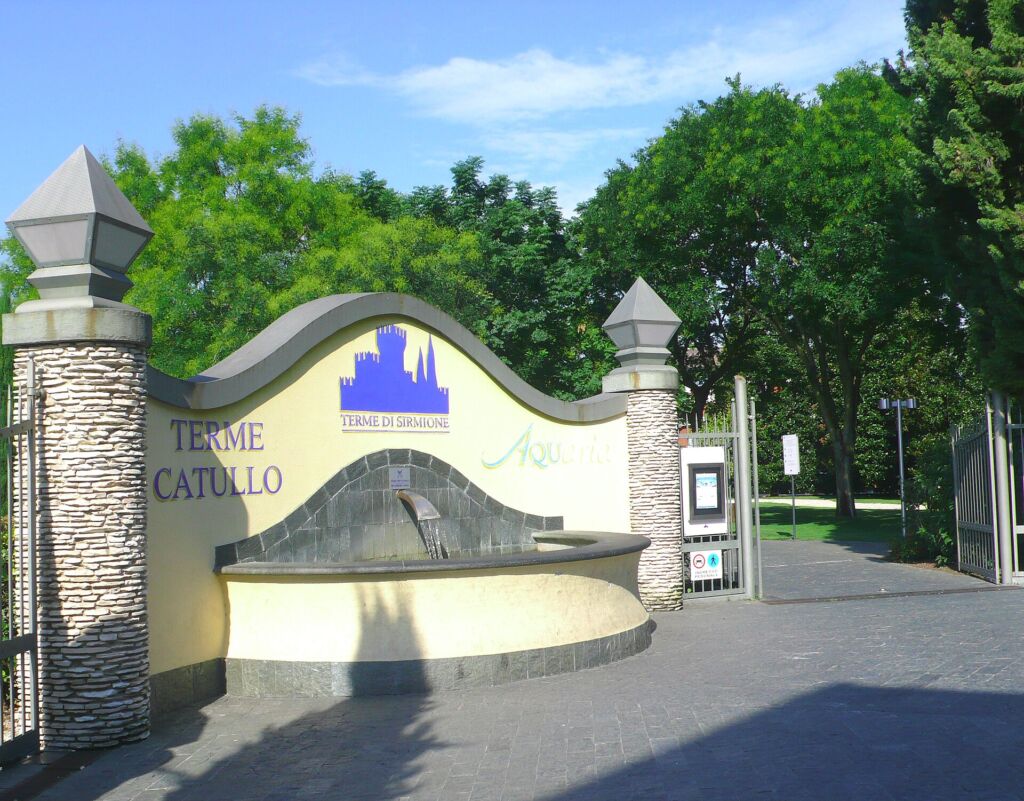 L'ingresso delle Terme di Sirmione, sulla penisola del lago di Garda, dove l'acqua della fonte Boiola arriva dal fondale