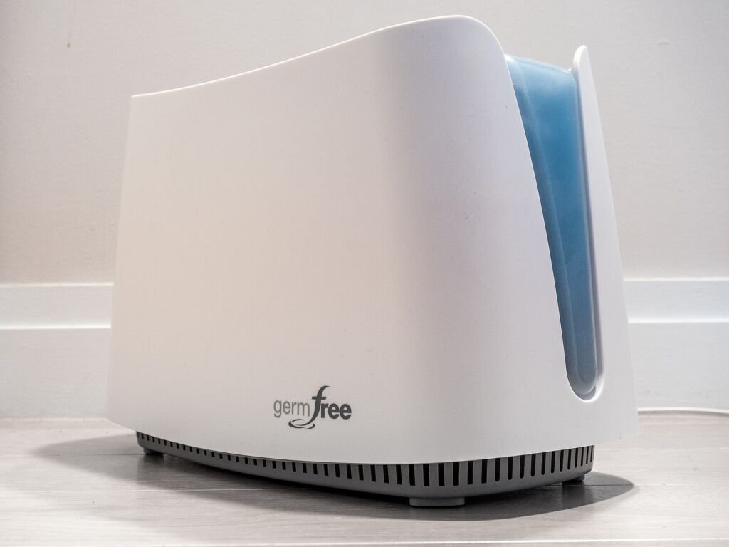 Un umidificatore in camera da letto aiuta la pelle quando il riscaldamento secca l'aria di casa.