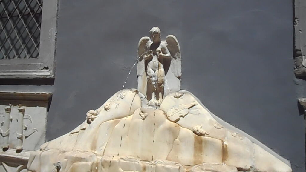 La sirena Partenope in una scultura a Napoli: secondo la leggenda, la città nacque dove il suo corpo arrivò sulla costa.