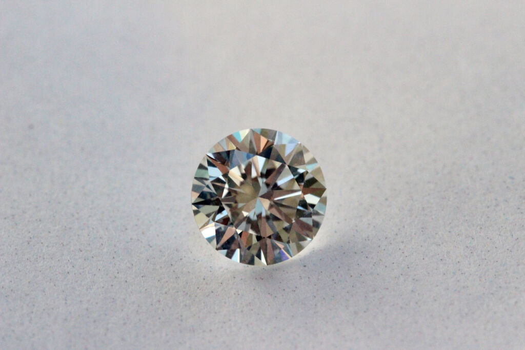 Un diamante tagliato a brillante: le sfaccettature servono a far rimbalzare la luce dentro la pietra.