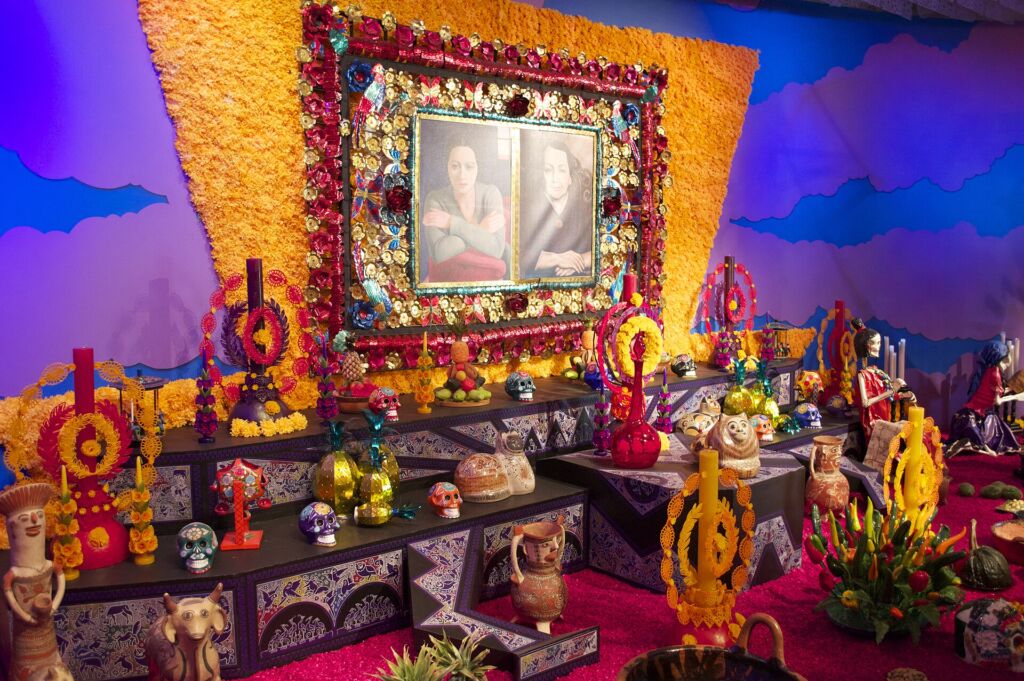 Un altare per il Día de Muertos, con fiori, candele e teschi decorati: in Messico è una festa per ricordare i defunti.