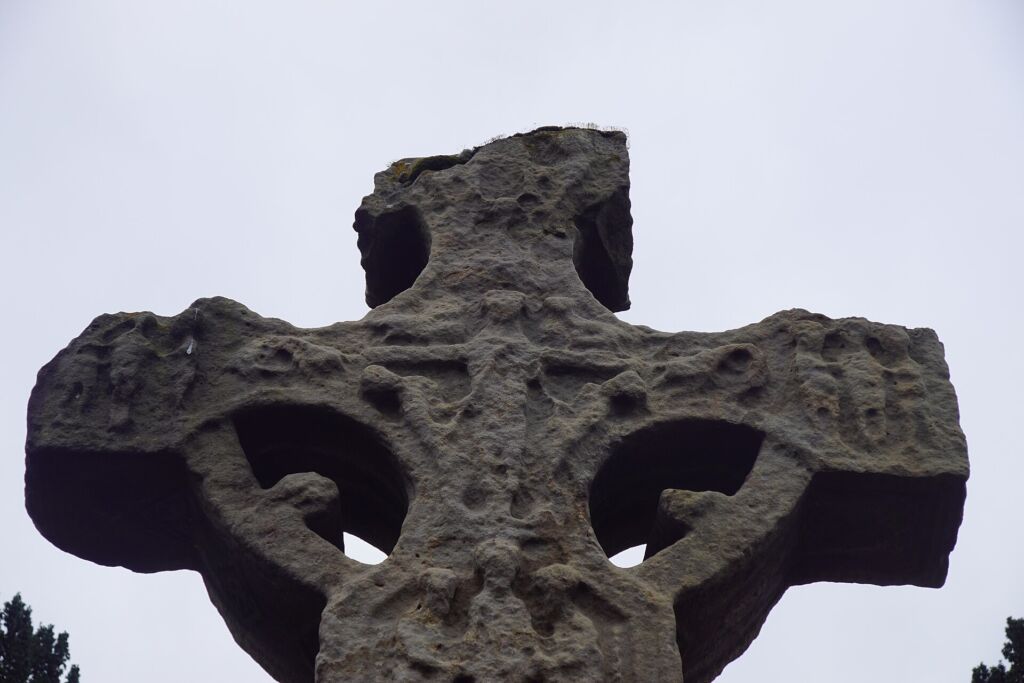 La testa di una croce celtica medievale in pietra, nella contea di Tyrone, in Irlanda del Nord.