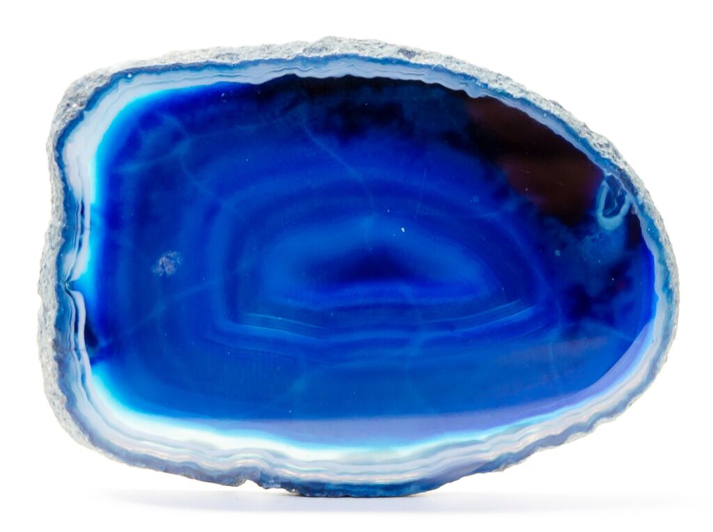 Un blu così acceso nell'agata è quasi sempre frutto di tintura, come gran parte delle agate verde smeraldo dei negozi.
