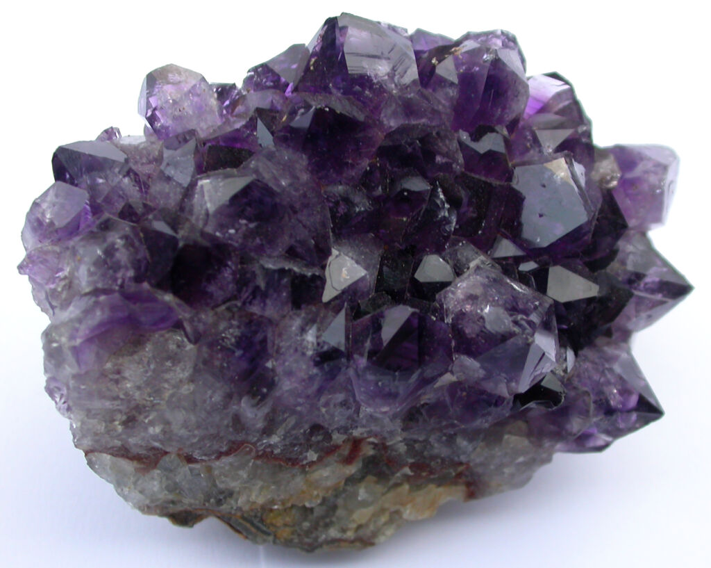 Una drusa di ametista: il viola del quarzo nasce da tracce di ferro e dalla radiazione naturale delle rocce.