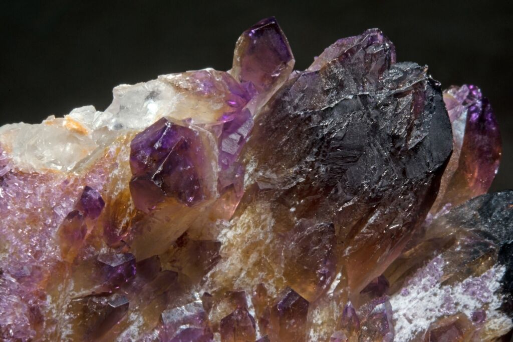 Cristalli di quarzo con zone di ametista e di citrino: nell'ametrino i due colori convivono nello stesso cristallo.