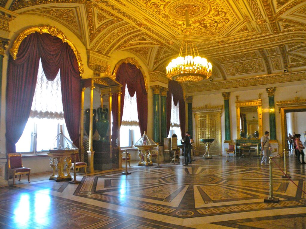 La Sala della Malachite del Palazzo d'Inverno, a San Pietroburgo: colonne e vasi rivestiti di sottili lastre di malachit