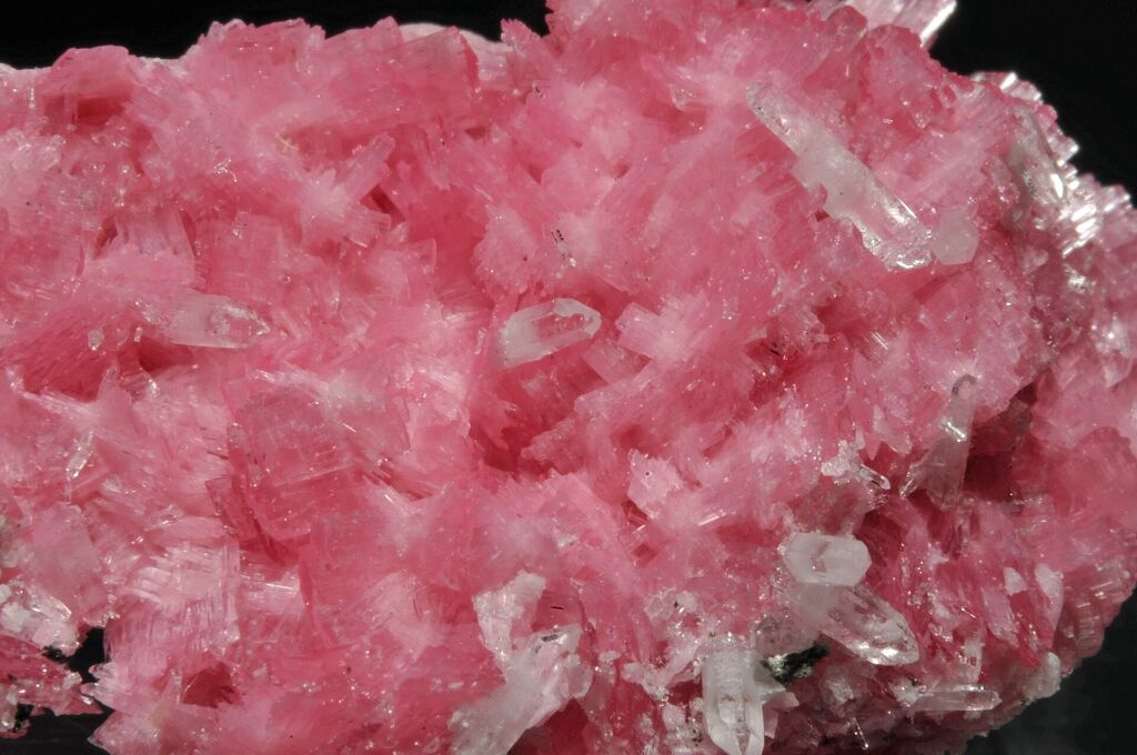 Cristalli di rodonite dal Perù: il colore rosa viene dal manganese.