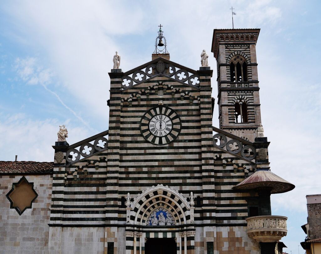 La facciata del Duomo di Prato: le fasce scure sono di serpentinite, il celebre verde di Prato.