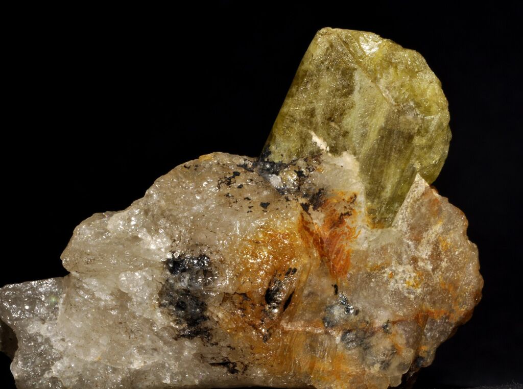 Un cristallo di alessandrite dal Madagascar, varietà del crisoberillo. Il colore cambia a seconda della luce che lo illu