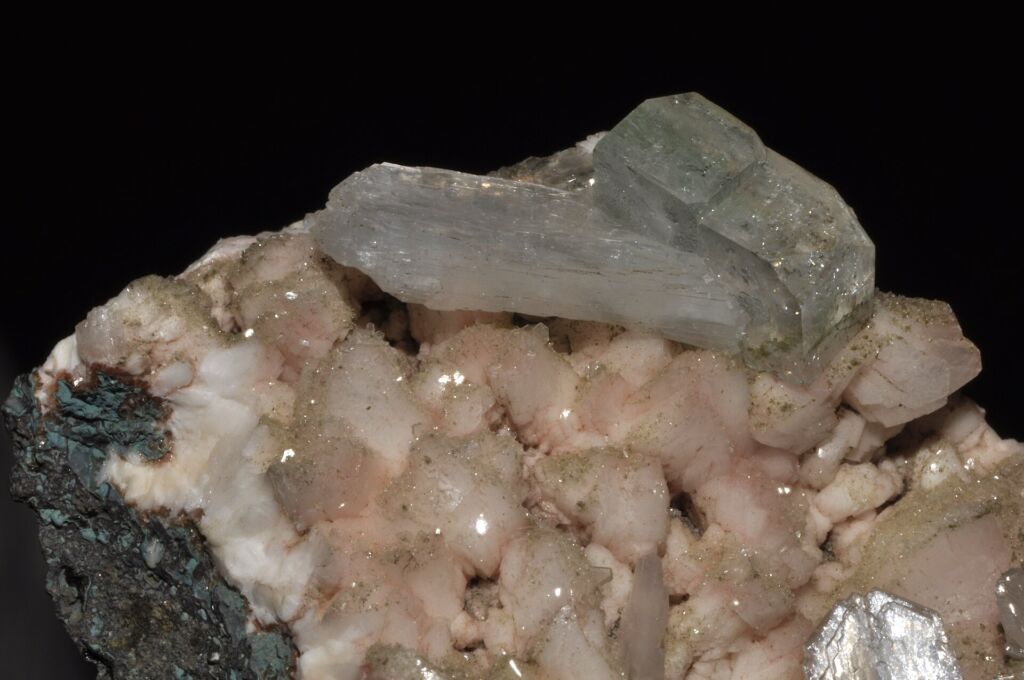 Cristalli di apofillite con stilbite dall'India: le due specie crescono insieme nelle cavità dei basalti del Deccan.