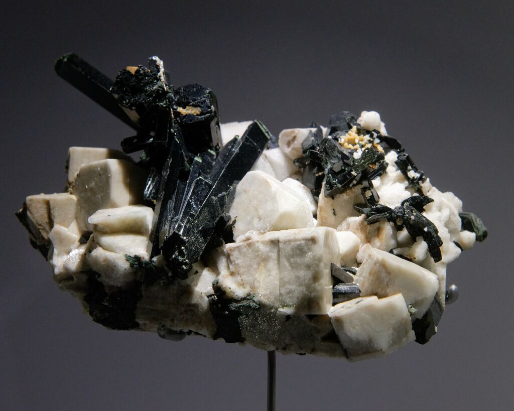 Cristalli neri di egirina accanto a cristalli chiari di feldspato: il contrasto tipico dei campioni da collezione.