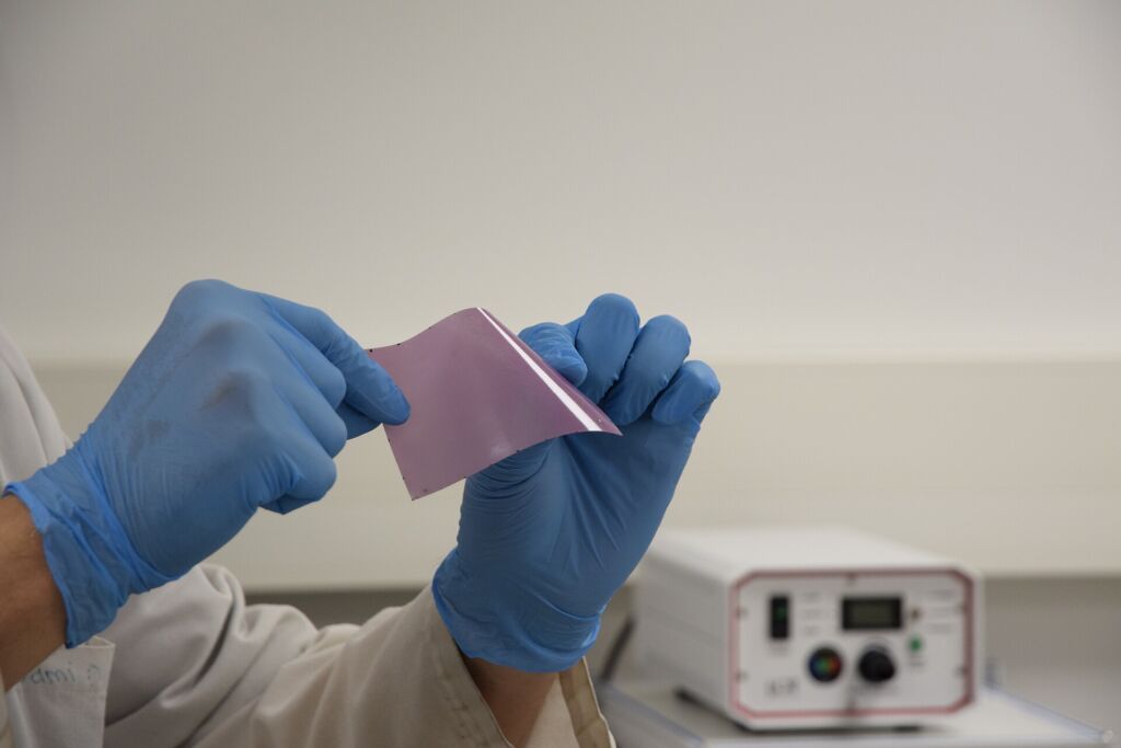 Un film flessibile di hackmanite sintetica in laboratorio: la varietà di sodalite che cambia colore con la luce ultravio