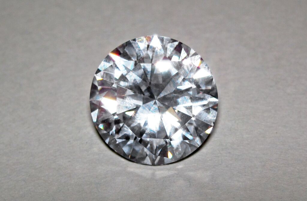 Una zirconia cubica sfaccettata: è un materiale sintetico che imita il diamante, da non confondere con lo zircone natura