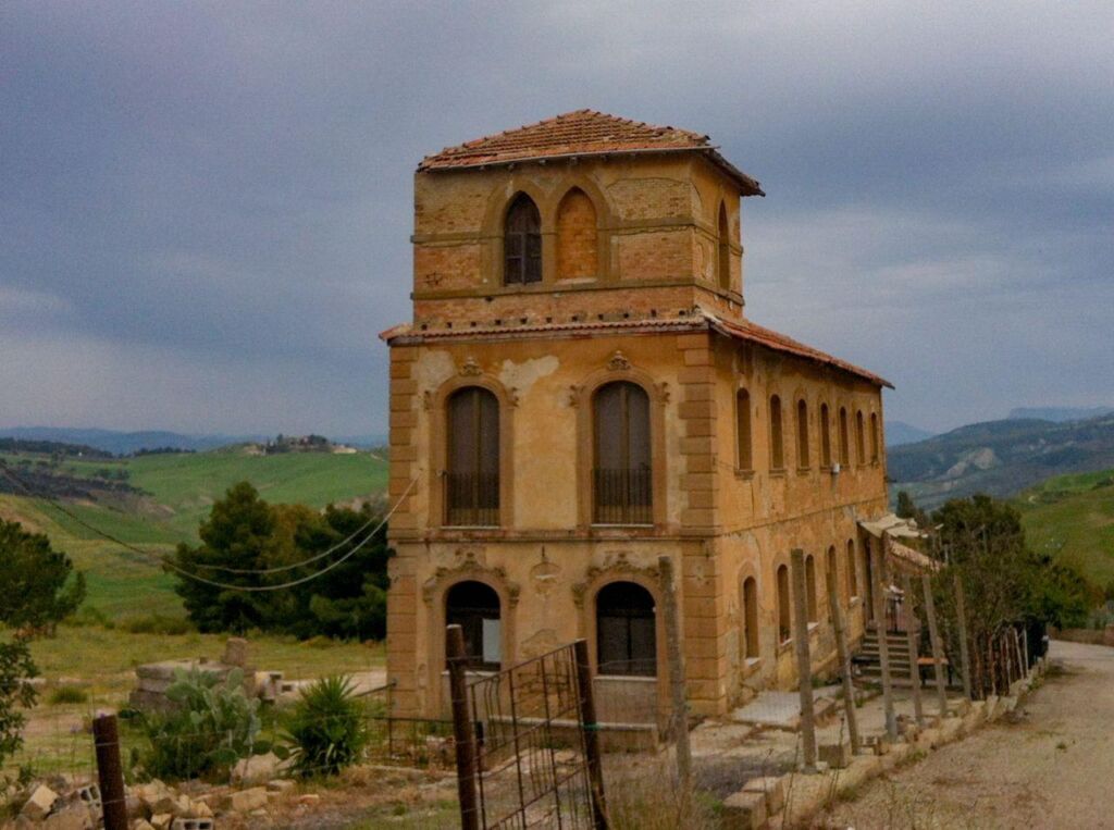 La miniera di zolfo di Trabonella, nel Nisseno: una delle solfare che hanno fatto la storia della Sicilia.