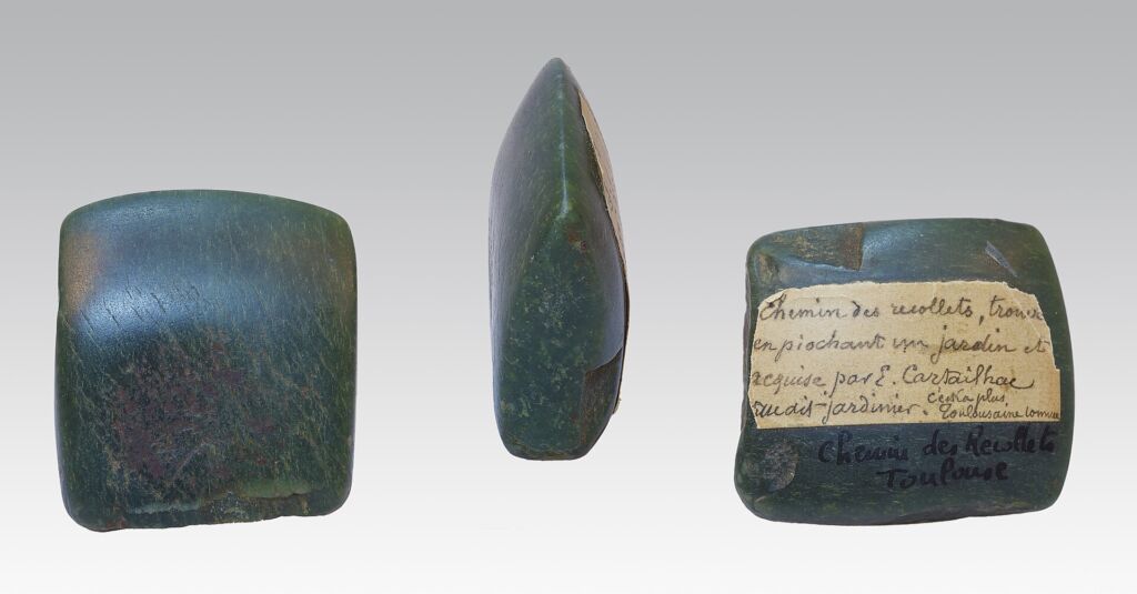 Un'ascia neolitica in pietra verde levigata, conservata al museo di Tolosa: asce di giada alpina come questa circolavano
