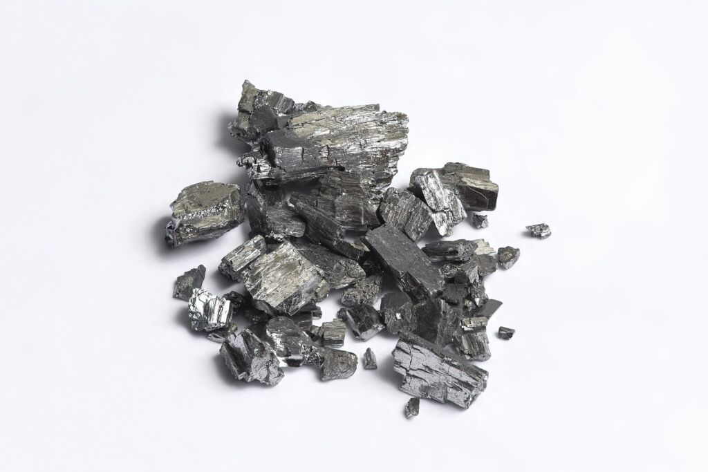 Frammenti di tellurio puro: l'elemento fu scoperto nel Settecento proprio nei minerali d'oro della Transilvania, come la