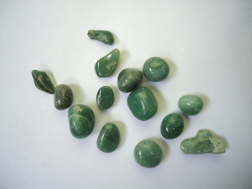 Ciottoli di avventurina verde: lo scintillio viene dalle minuscole scaglie di fuchsite disperse nel quarzo.