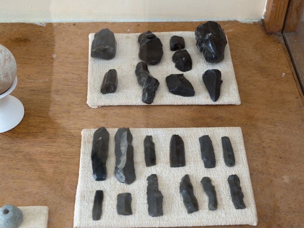 Lame di ossidiana preistoriche conservate in un museo dell'Egeo: il vetro vulcanico era la materia prima per gli utensil