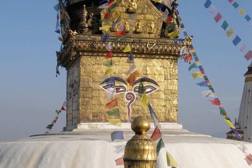 Gli occhi dipinti sulla torre dello stupa di Swayambhunath, a Kathmandu: guardano verso tutte e quattro le direzioni.