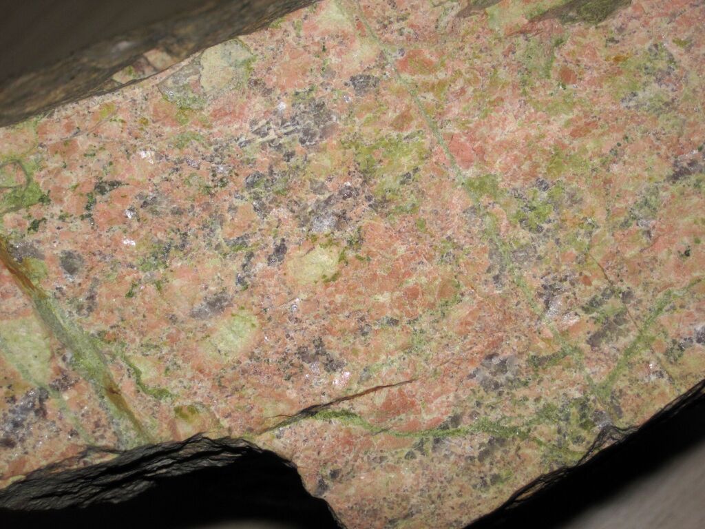 L'unakite grezza della Virginia: si vedono bene le chiazze verdi di epidoto e quelle rosa di feldspato, segno che si tra