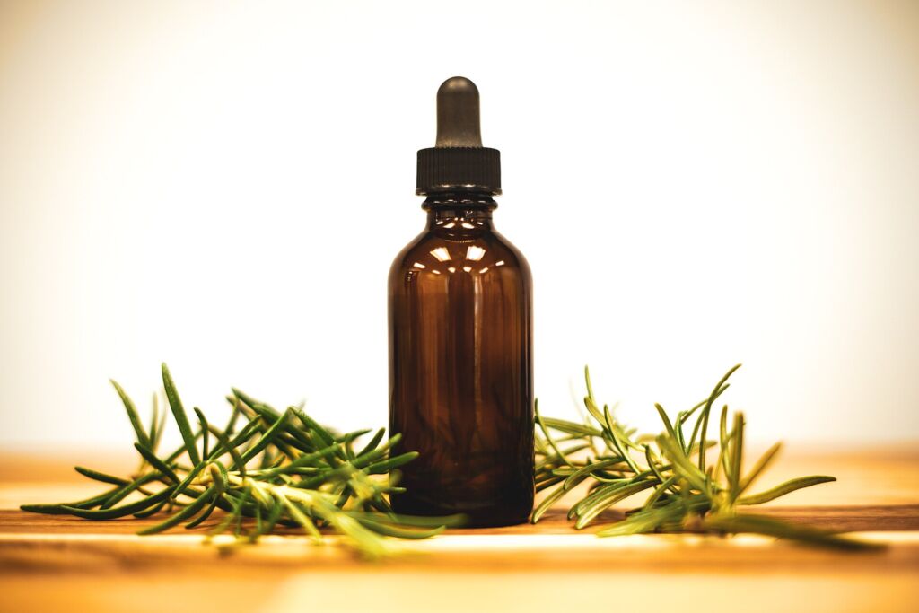 L'olio essenziale di rosmarino, fra i più usati negli shampoo fatti in casa: poche gocce bastano, ed è bene provarlo pri