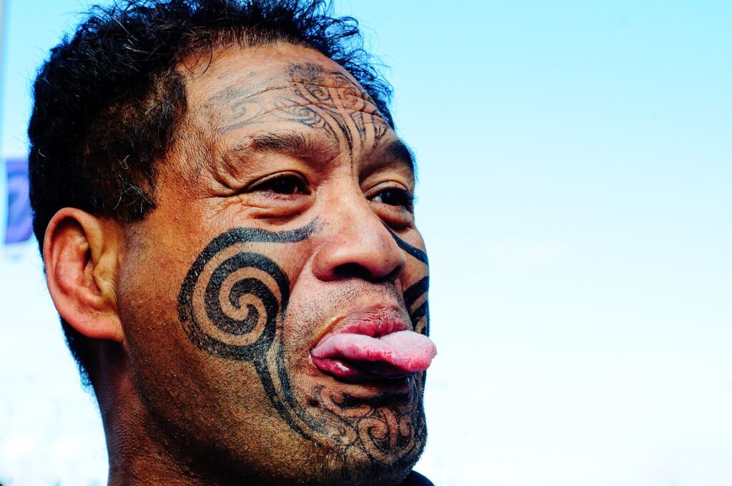 Un uomo maori con il moko tradizionale sul viso: per i Maori è un segno sacro legato all'identità e alla genealogia.