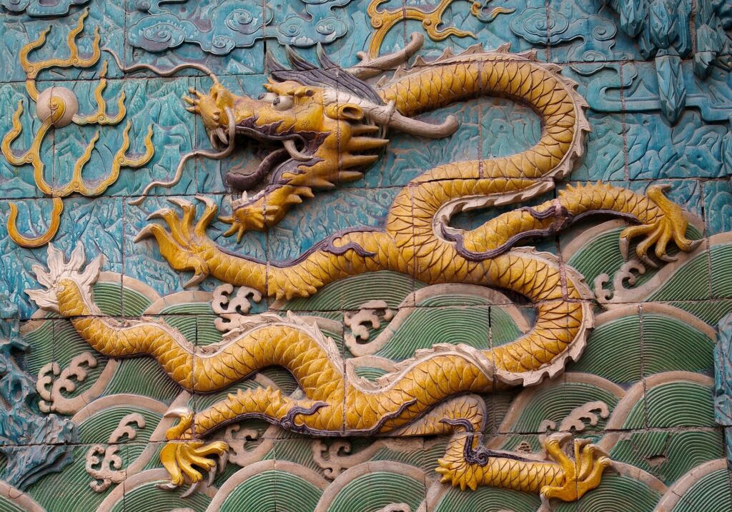 Un drago del Muro dei Nove Draghi nella Città Proibita di Pechino: in Cina il drago è una creatura benevola, simbolo del
