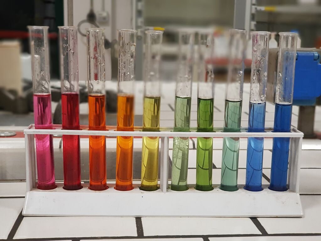 La scala del pH resa visibile con un indicatore: la pelle è leggermente acida, il bicarbonato sciolto in acqua è alcalin