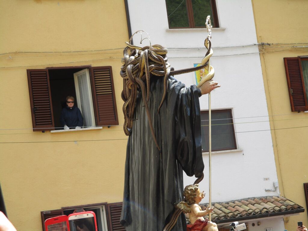 La statua di san Domenico avvolta dai serpenti durante la processione dei serpari di Cocullo, in Abruzzo.
