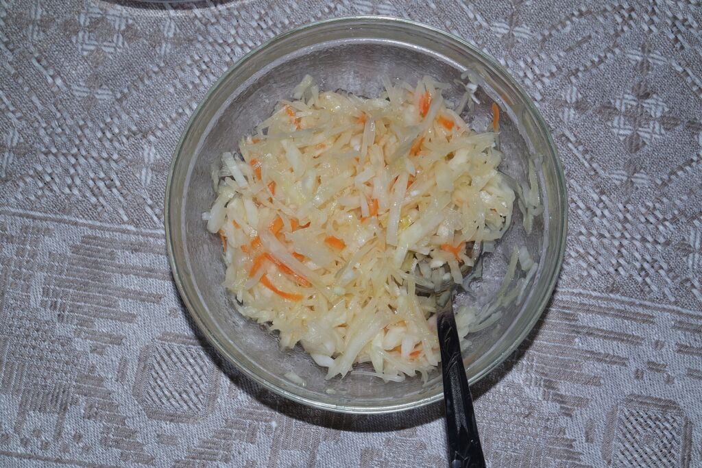 I crauti non pastorizzati sono un alimento fermentato che contiene microrganismi vivi, come yogurt e kefir.