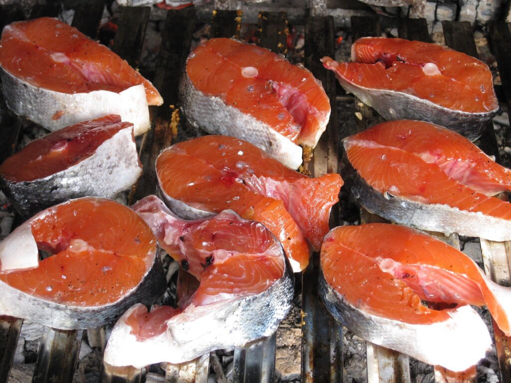 Il salmone è fra i pochi alimenti ricchi di vitamina D, che per la maggior parte viene invece prodotta dalla pelle espos
