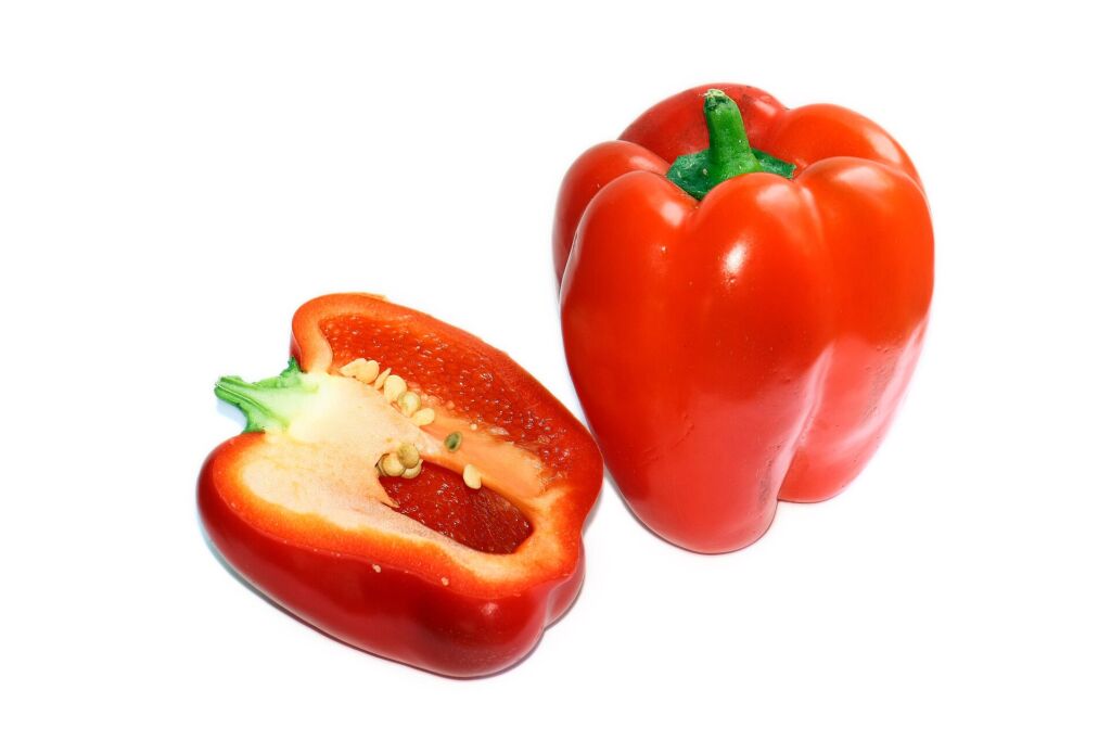 I peperoni rossi contengono più vitamina C delle arance: una porzione basta a coprire buona parte del fabbisogno della g