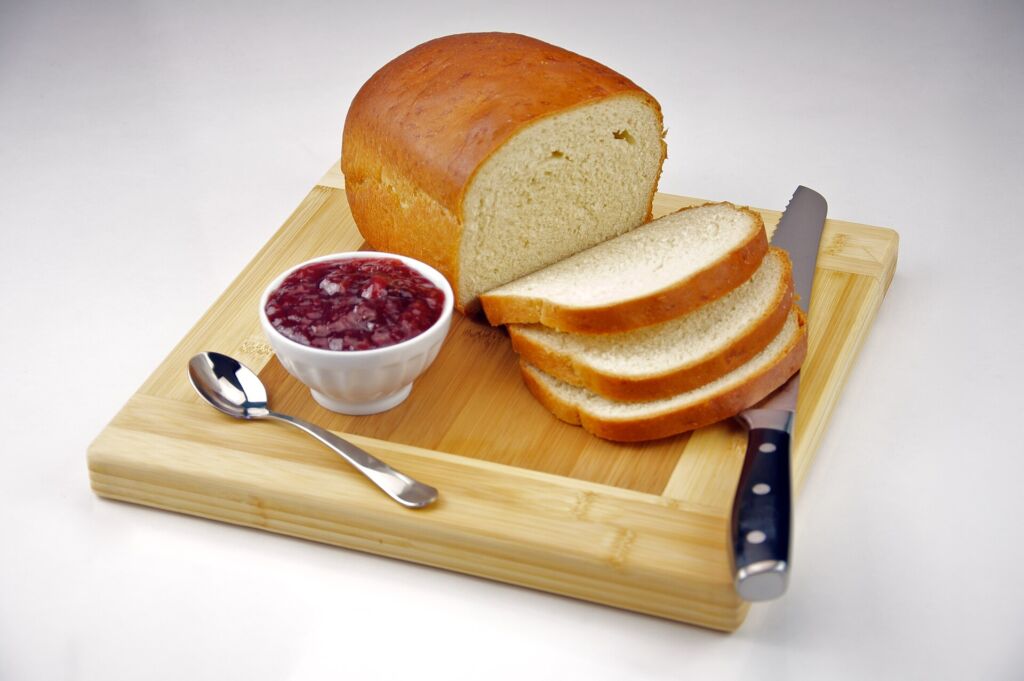 Pane bianco e marmellata: alimenti ad alto indice glicemico, che alcuni piccoli studi collegano a un peggioramento dell'