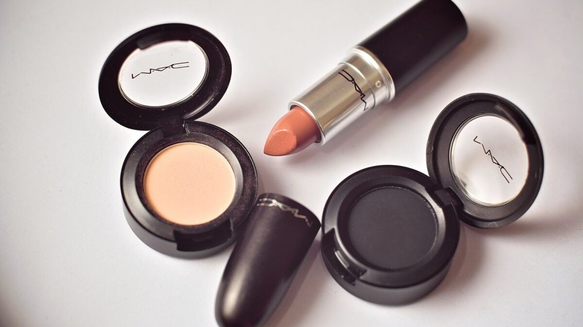 Un rossetto nude con cipria e ombretto