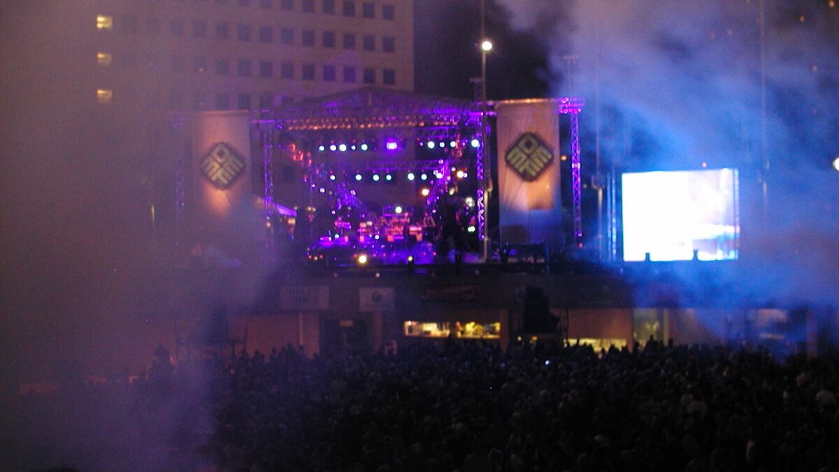 Il pubblico davanti al palco di un concerto all'aperto